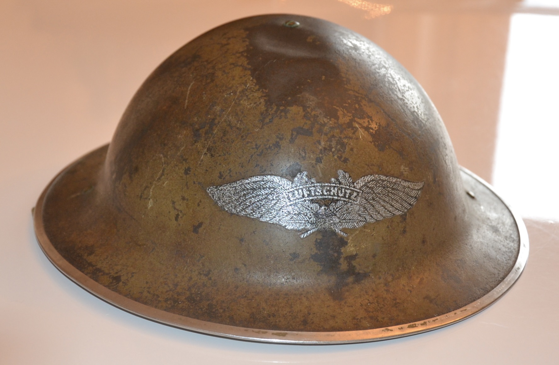 militaria : CASQUE ANGLAIS DATÉE 1941 RECUPERE PAR LES ALLEMAND