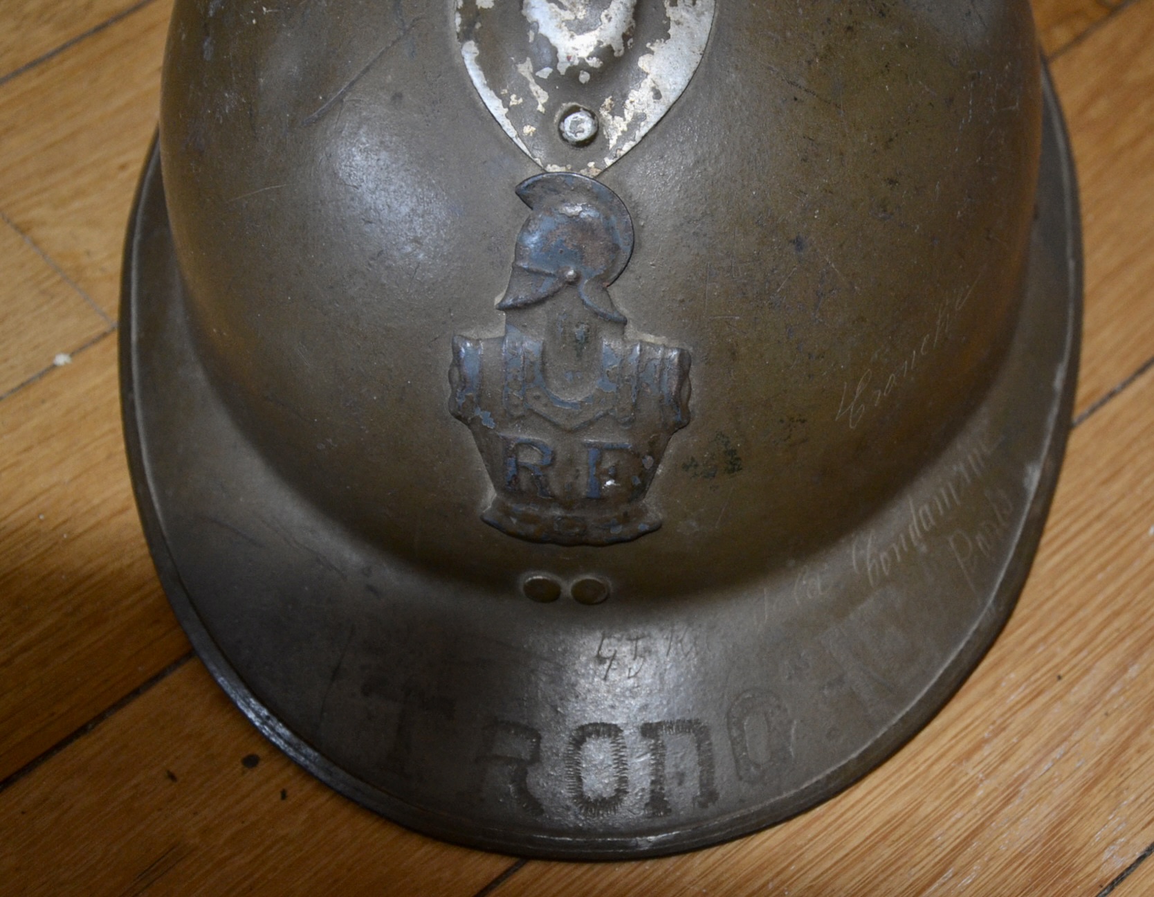 militaria : CASQUE FRANÇAIS MDLE 26 DE 1939 DU GÉNIE AVEC NOM PROPRIÉTAIRE