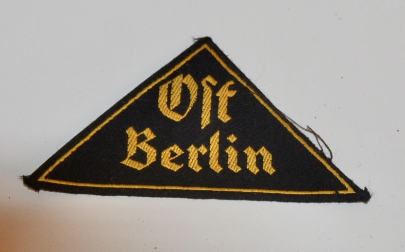 militaria : TRIANGLE OFT BERLIN XJ RESTE D'ÉTIQUETTE