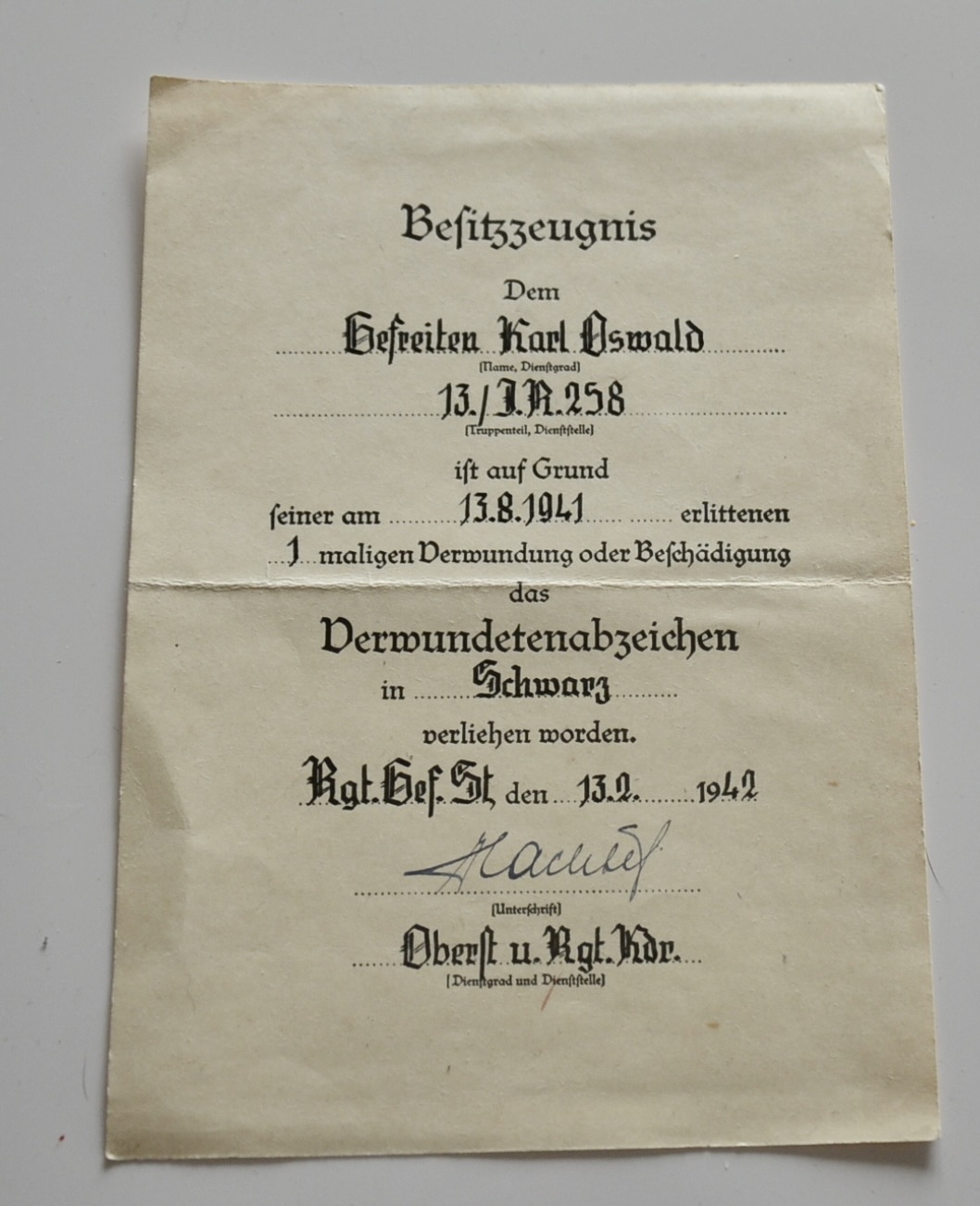 militaria : DIPLOME INSIGNE DES BLESSÉ NOIR 1942 D'UN CAPORAL