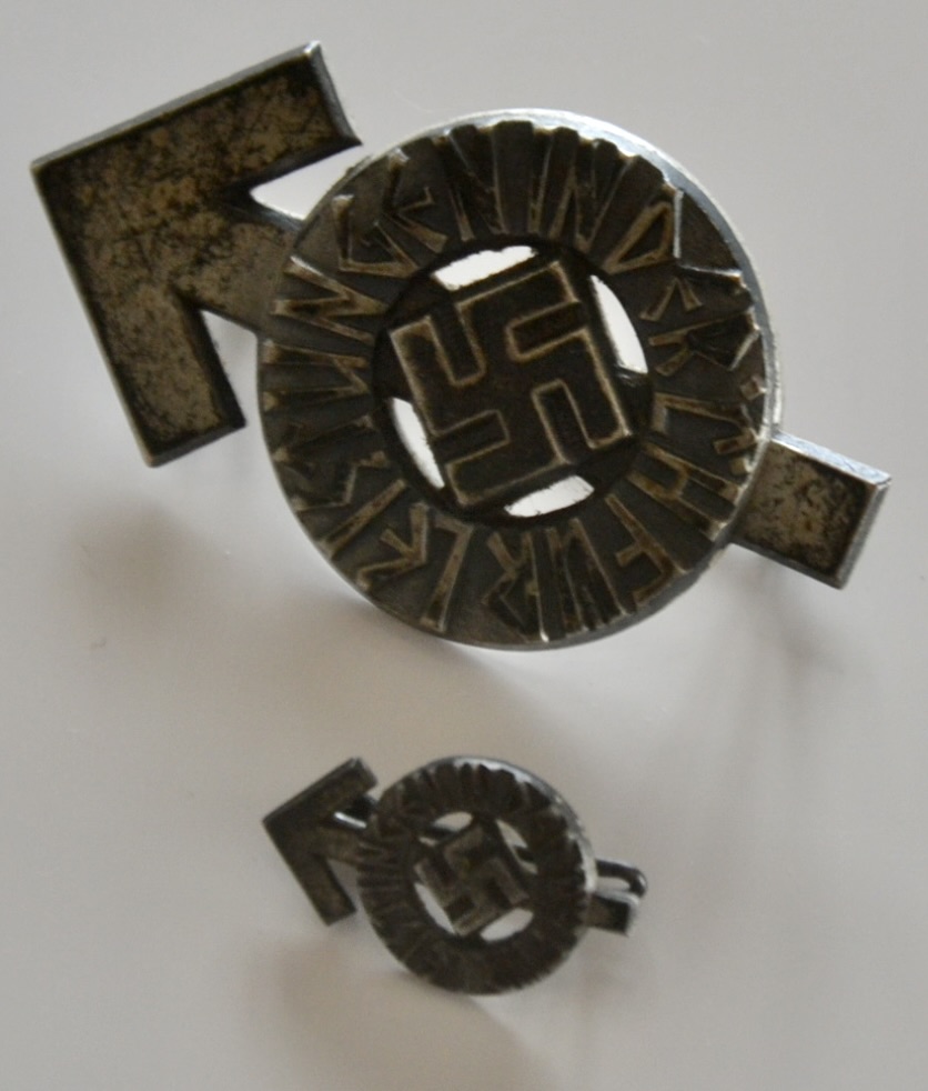 militaria : 2 BADGES SPORT ARGENT DE LA HJ