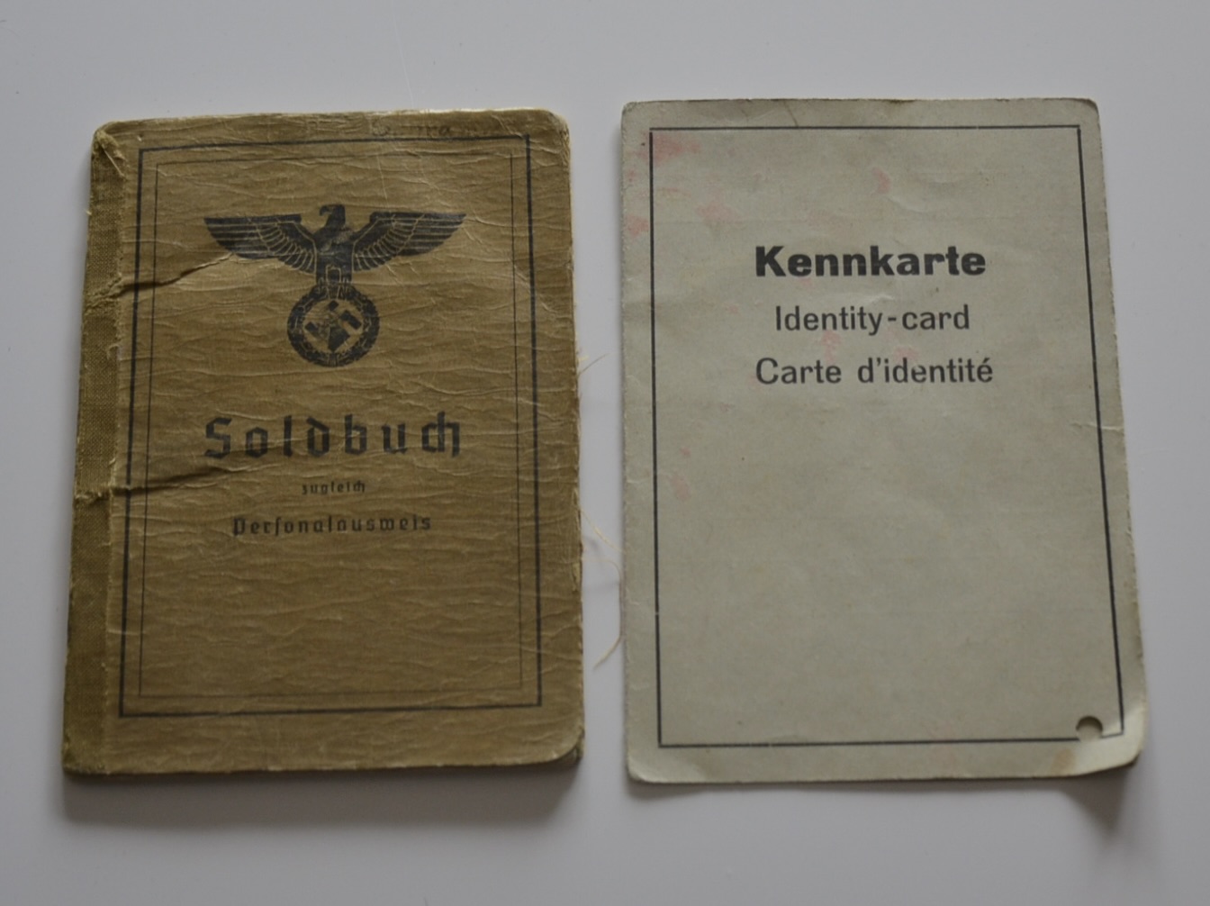 militaria : SOLDBUCH AVEC BADGE BLESSÉ OR