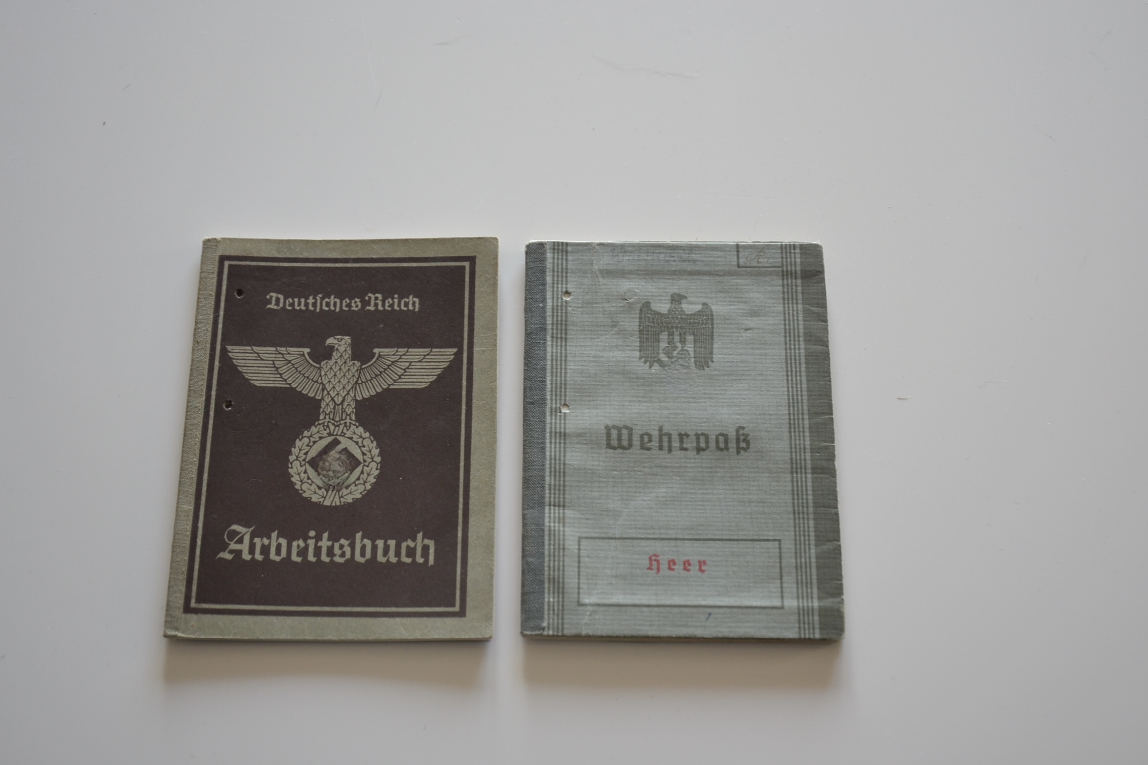 militaria : ARBEITSBUCH+WEHRPASS MEME PERSONNE +MÉDAILLES
