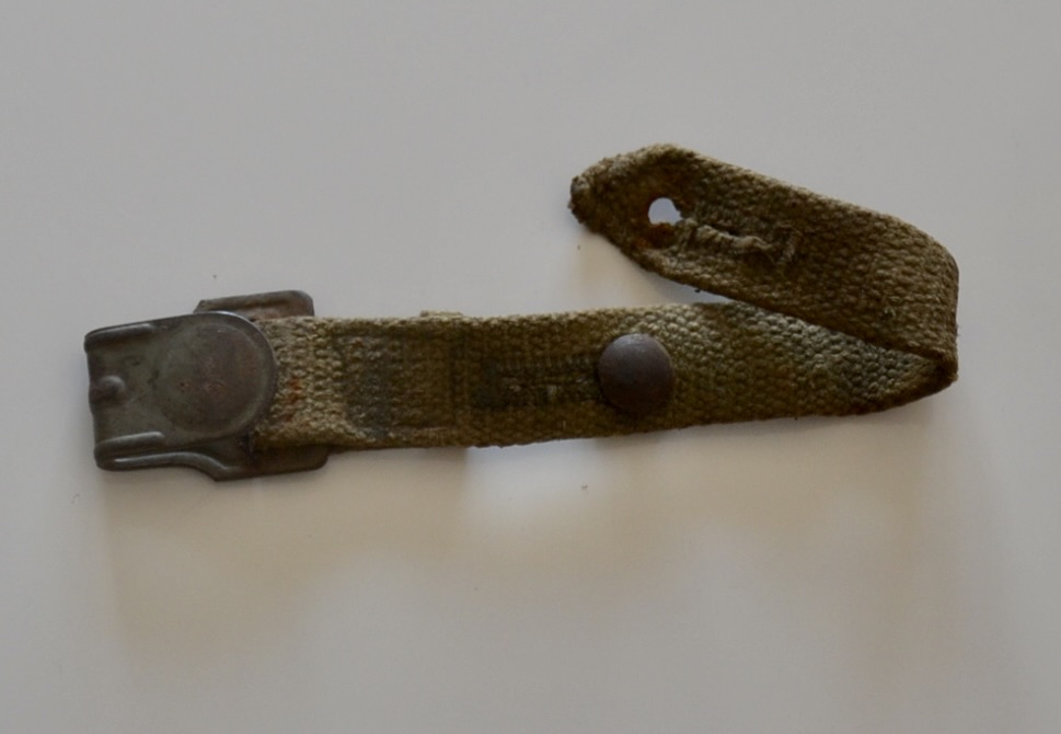 militaria : PETITE SANGLE POUR MASQUE À GAZ ALLEMAND WW2