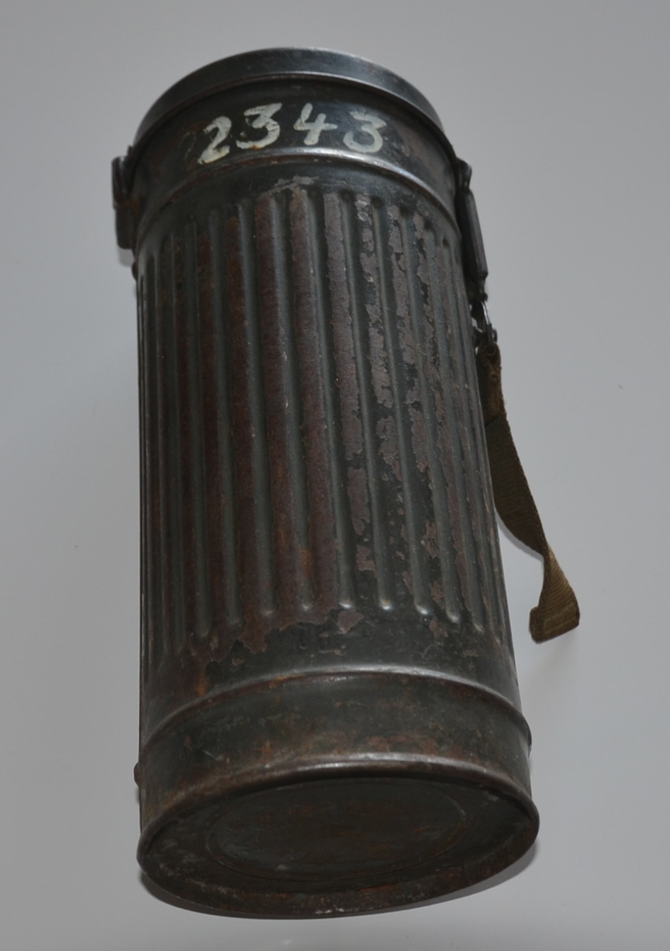 militaria : BOITIER DE MASQUE A GAZ ALLEMAND AVEC NOM DU SOLDAT