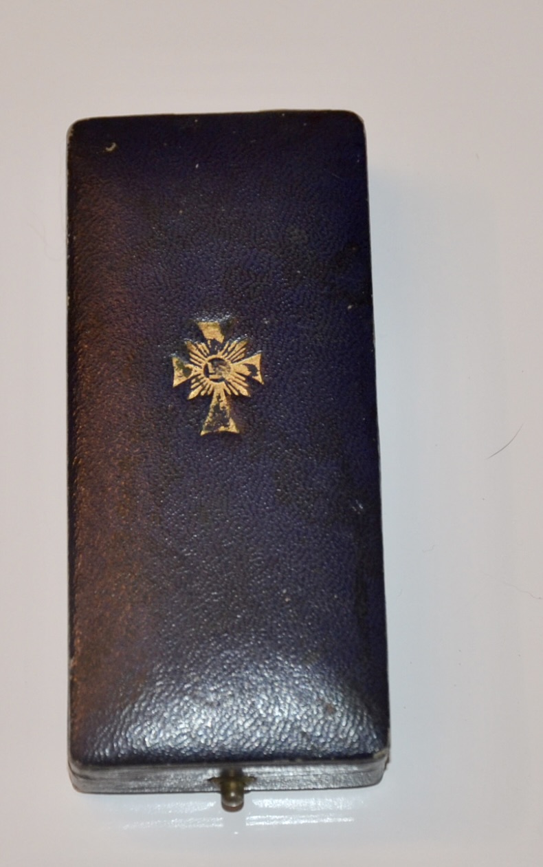 militaria : CROIX DES MERES OR AVEC SA BOITE ET SON NOM