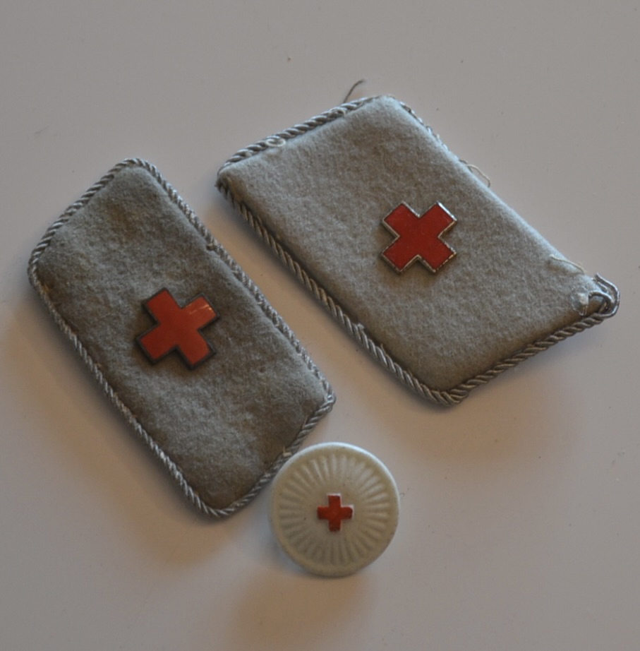 militaria : LOT DRK PATTES DE COL ET INSIGNE 1939