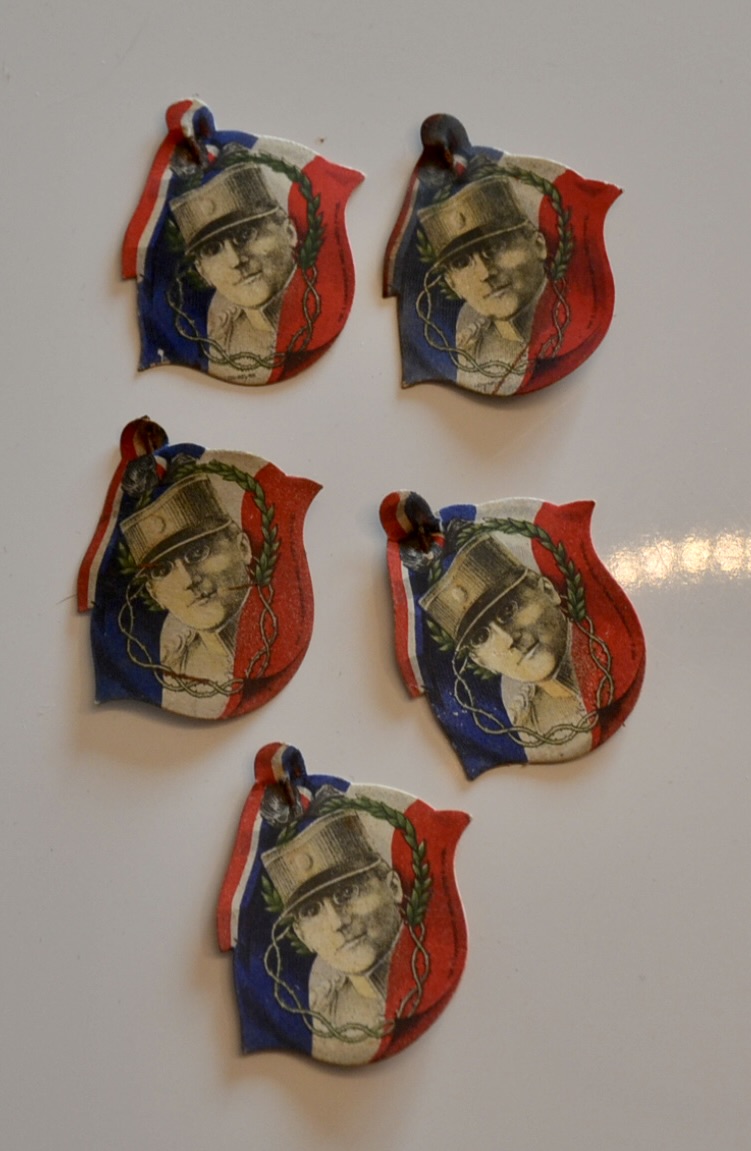 militaria : 5 BRELOQUES DE LA LIBÉRATION 1944