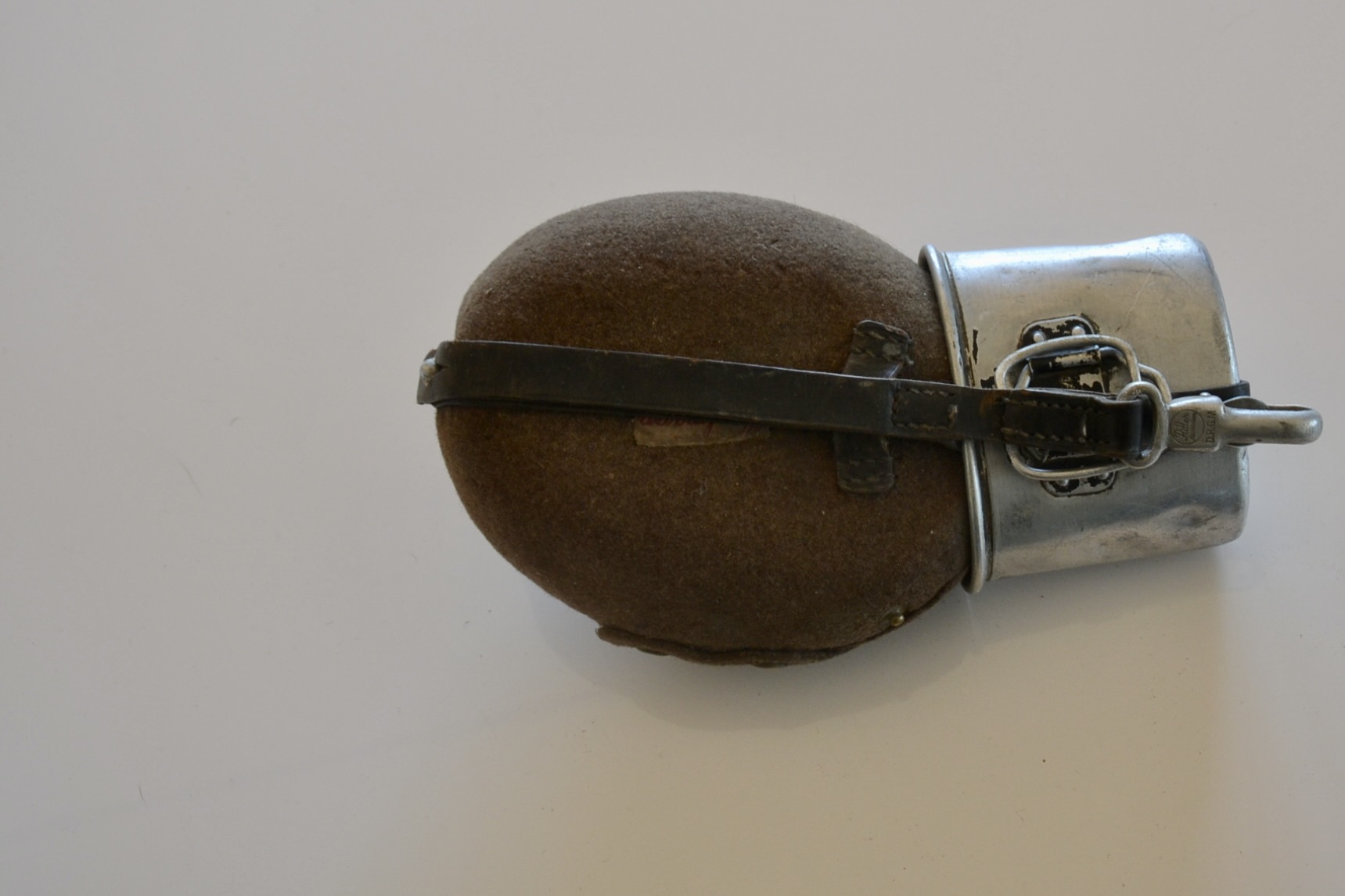 militaria : GOURDE COMPLÈTE AVEC SON QUART ALU ET NOM DU PROPRIO