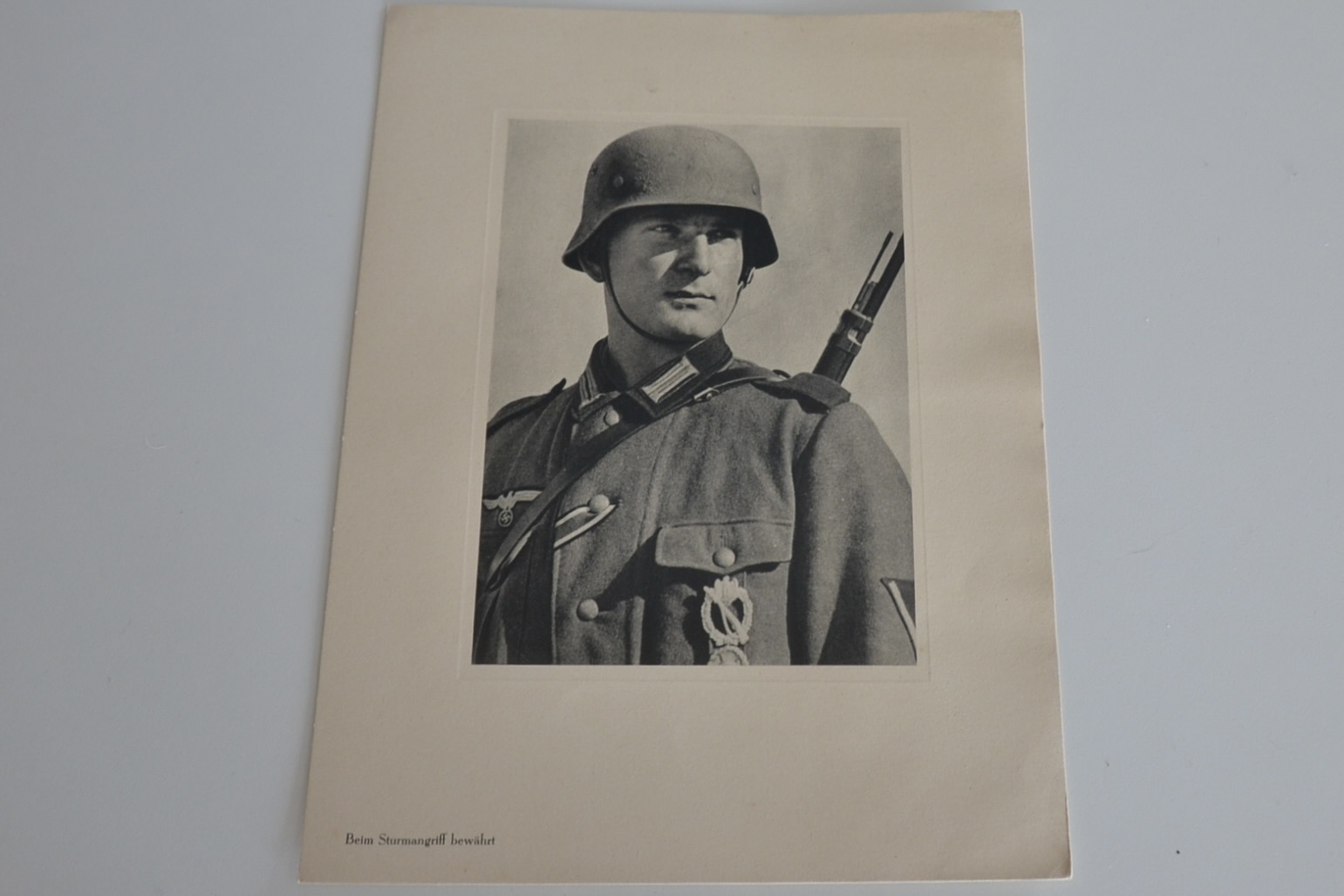 militaria : LITHOGRAPHIE SOLDATS WEHRMACHT AVEC INSIGNE D'ASSAULT