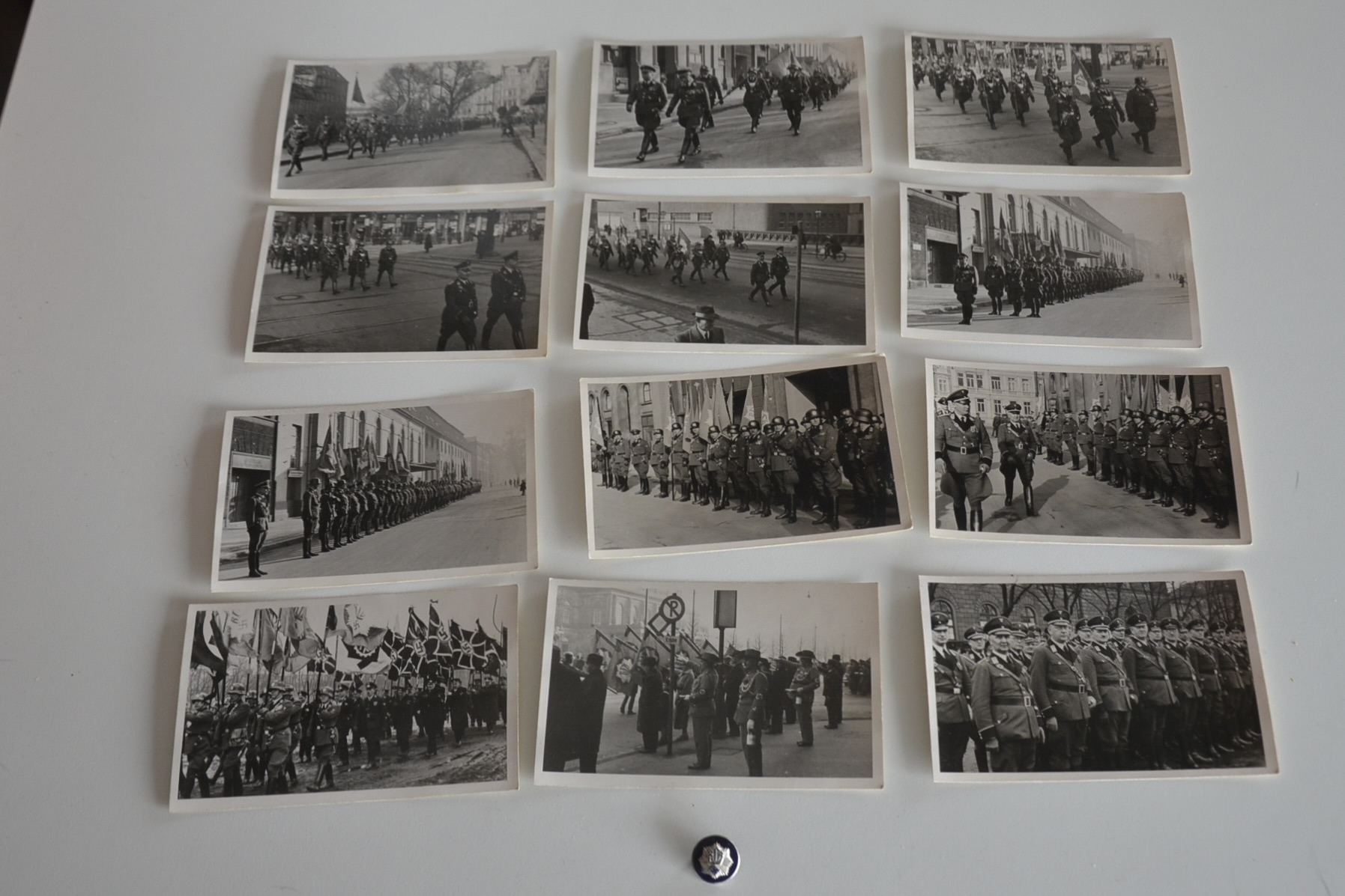 militaria : LOT RLB AVEC 12 CARTES POSTALES ET UN INSIGNE