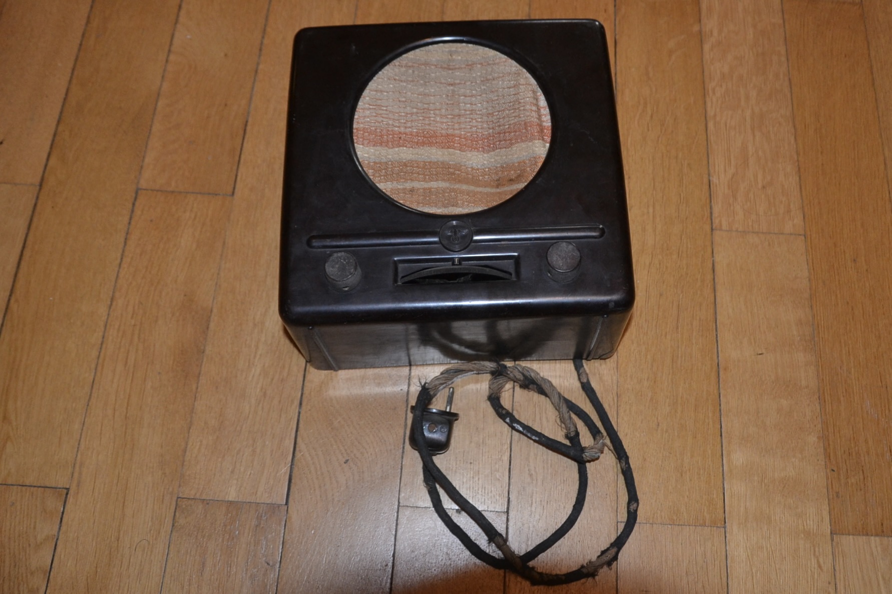 militaria : RADIO ALLEMANDE DKE EN BAKÉLITE AVEC EMBLÈME