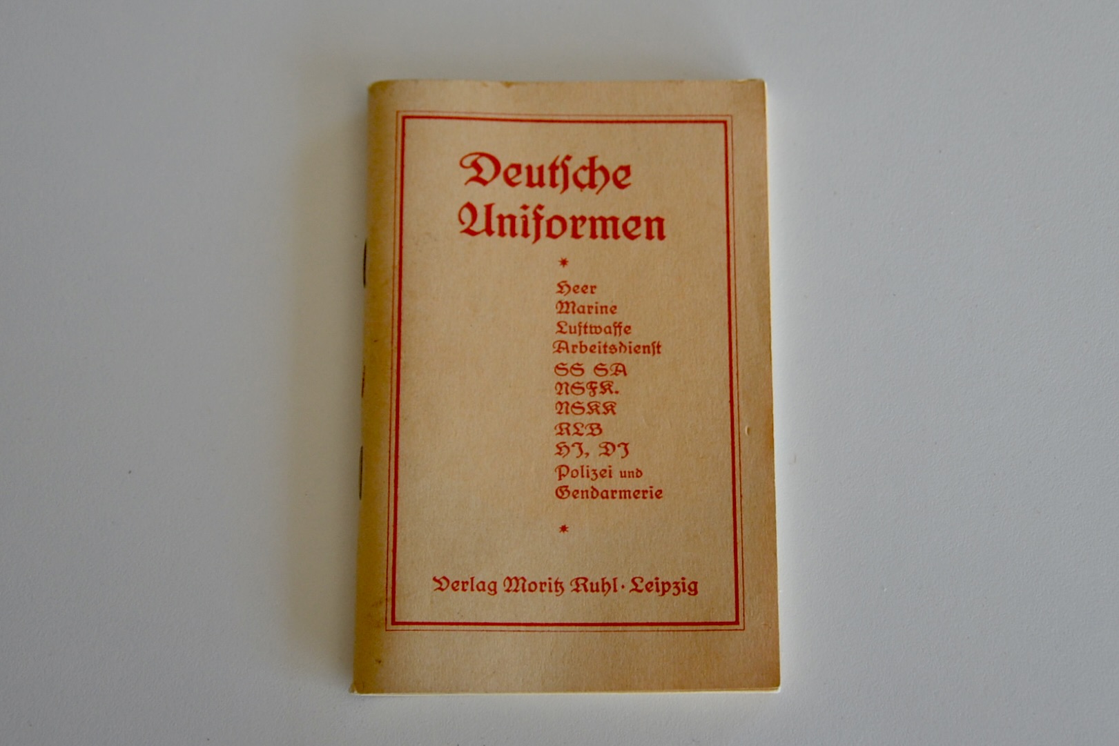 militaria : LIVRET SUR LES UNIFORME ALLEMAND WW2 D'ÉPOQUE