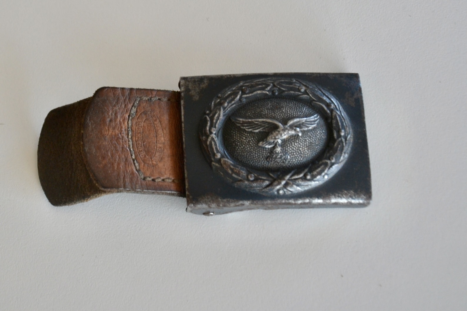 militaria : BOUCLE DE LA LUFTWAFFE AVEC PATELLETTE DATÉE 1941