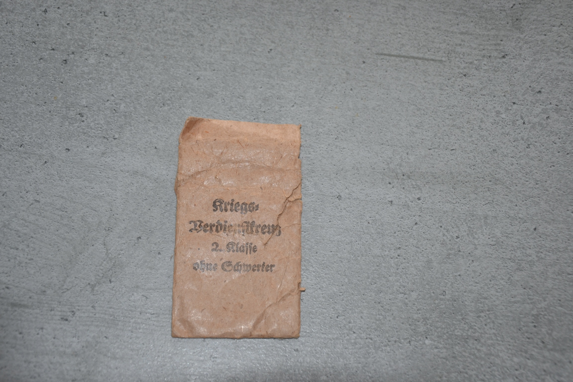 militaria : SACHET MÉDAILLE KRIEGSVERDIENSTKREUZES 2 ÈME CLASSE USÉE