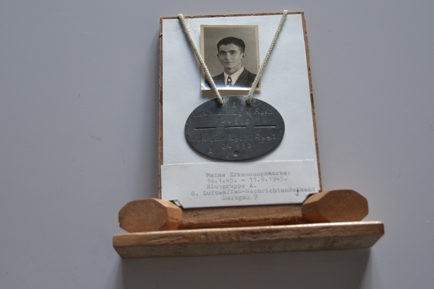 militaria : CADRE AVEC PLAQUE D'IDENTITÉ LUFTWAFFE 1945