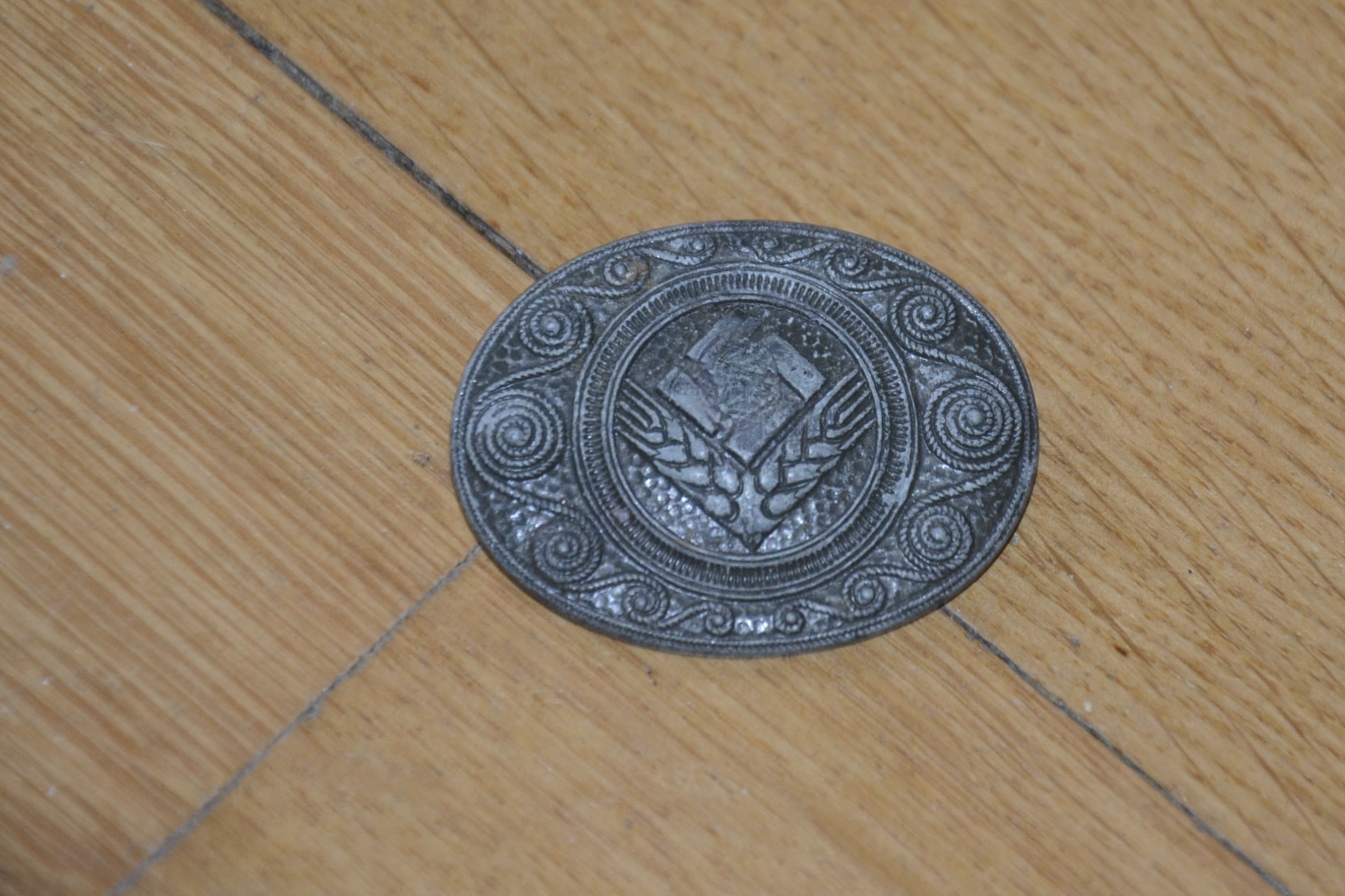 militaria : BROCHE RAD FEMININ