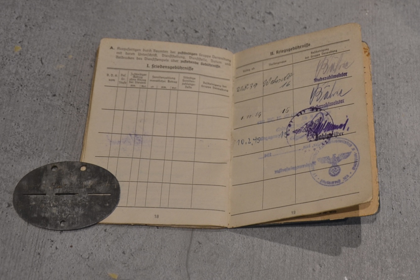 militaria : SOLDBUCH LUFT + PLAQUE D'UN SOLDAT WEHRMACHT LUFT SUITE