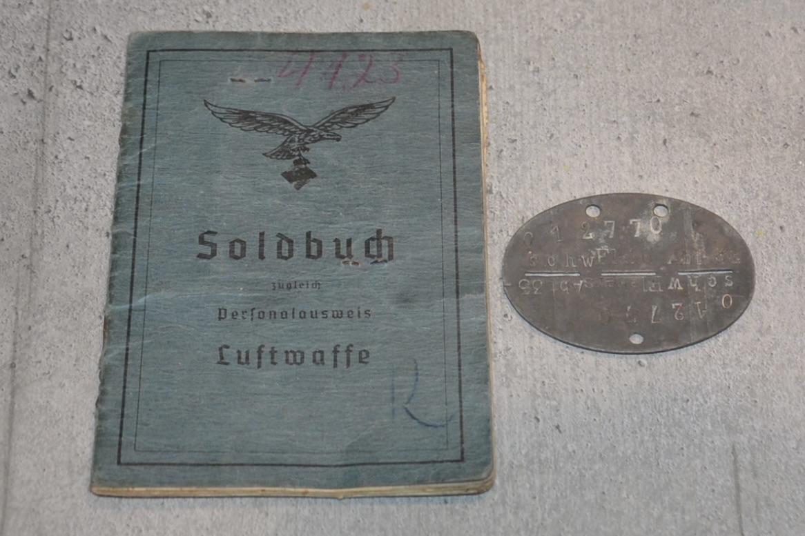 militaria : SOLDBUCH LUFT + PLAQUE D'UN SOLDAT WEHRMACHT LUFT