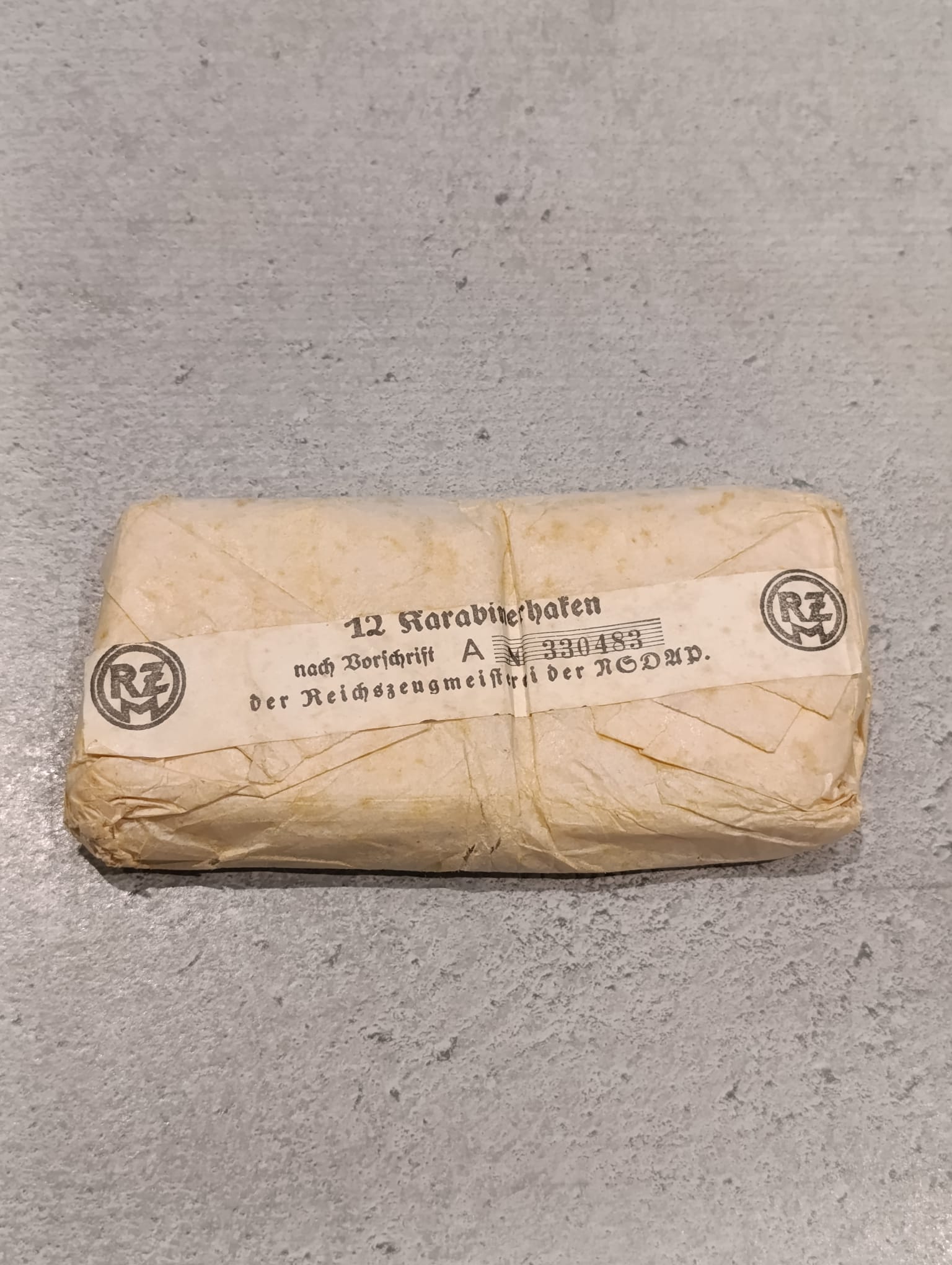 militaria : PLAQUETTE ÉTIQUETTE RZM CROCHET POUR BAUDRIER UNIFORME PARTI RZM