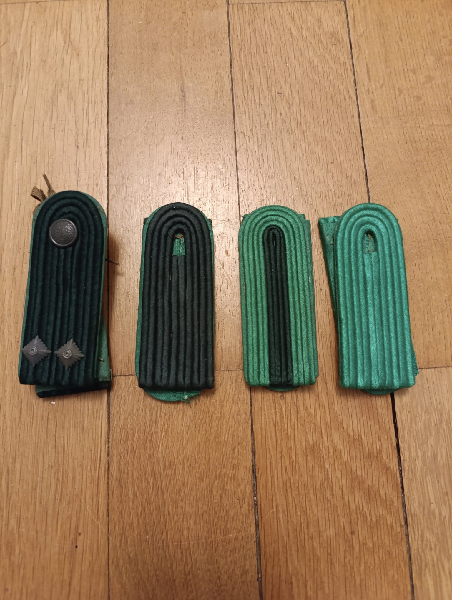 militaria : 4 PAIRES D'ÉPAULES DDR