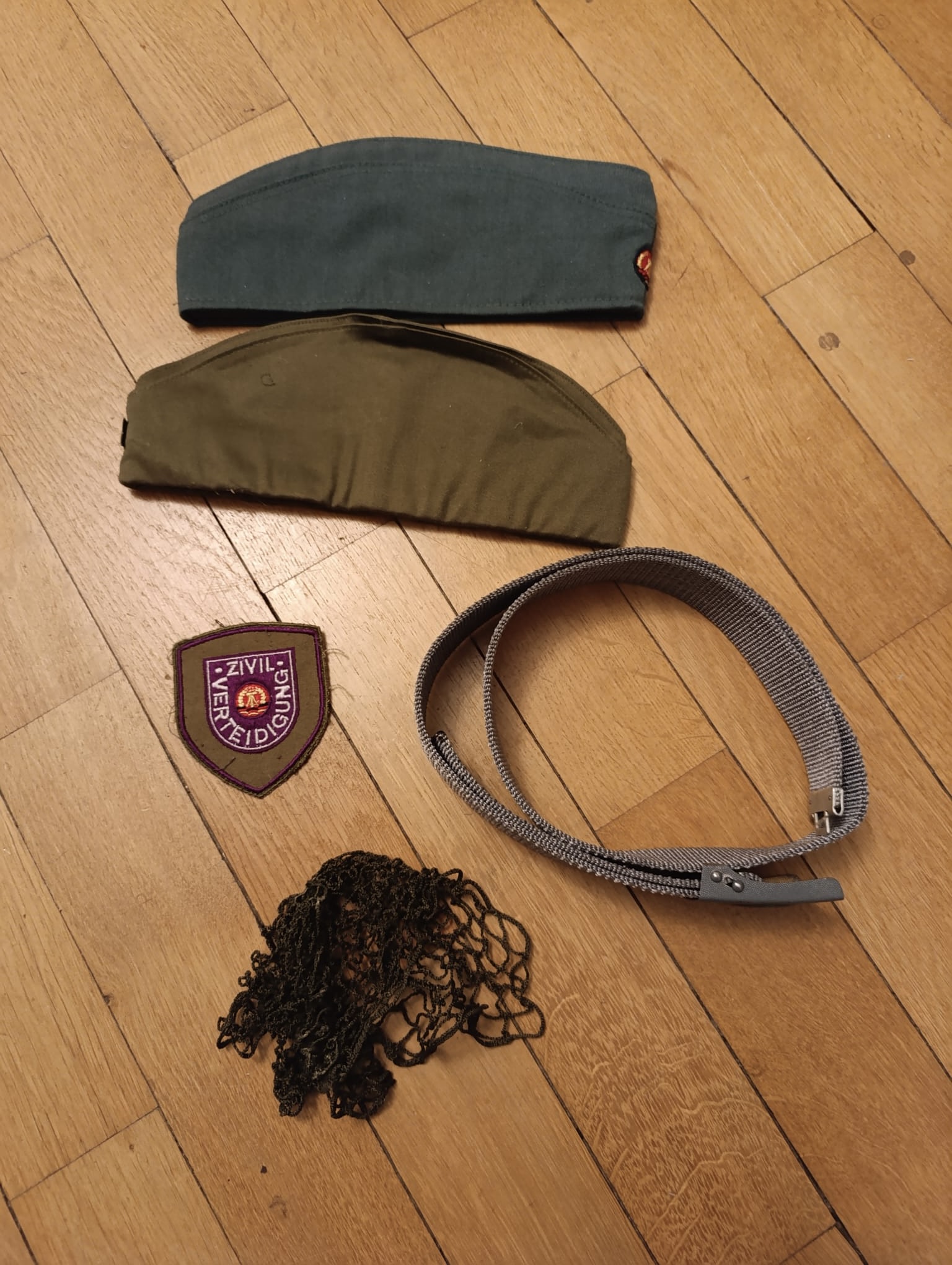 militaria : JOLI LOT DDR CALOT CEINTURON ETC.