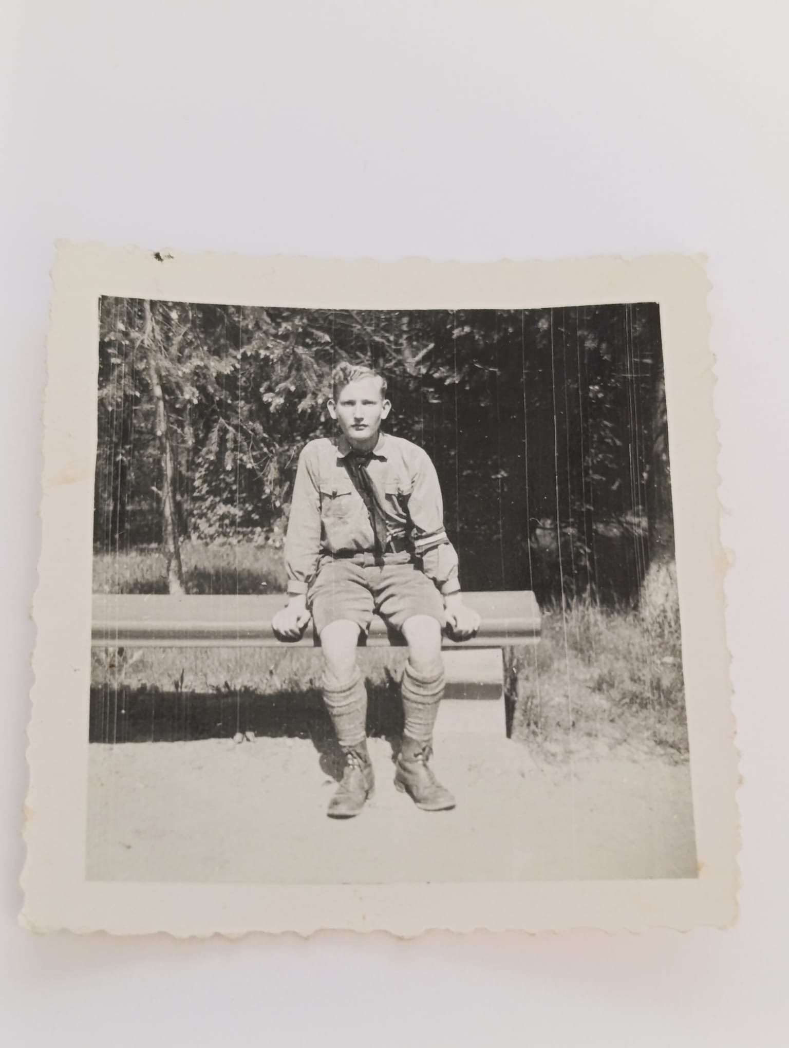 militaria : PHOTO D'UN HJ AVEC BRASSARD USÉ