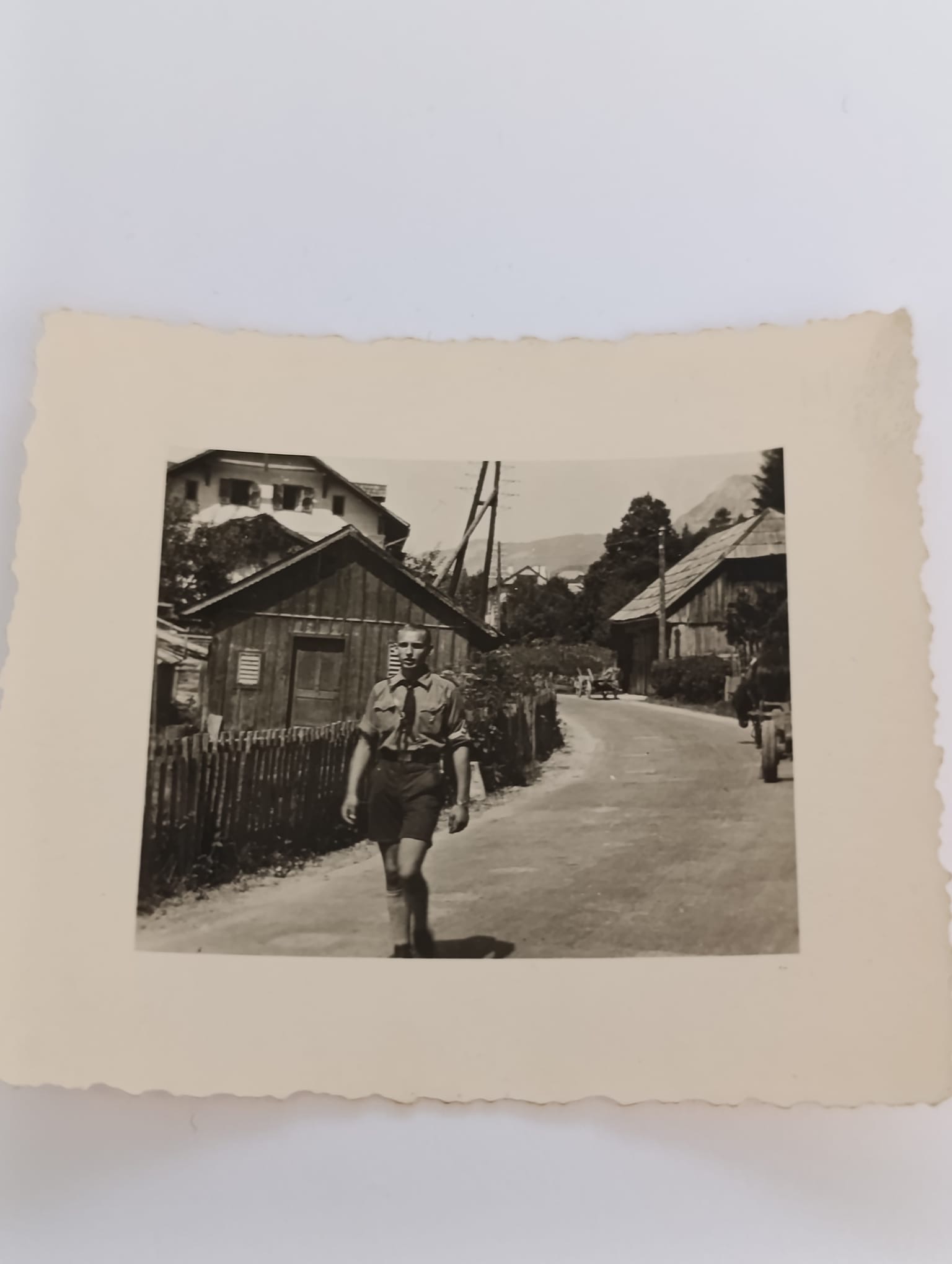 militaria : PHOTO D'UN HJ DANS UNE RUE EN TENUE