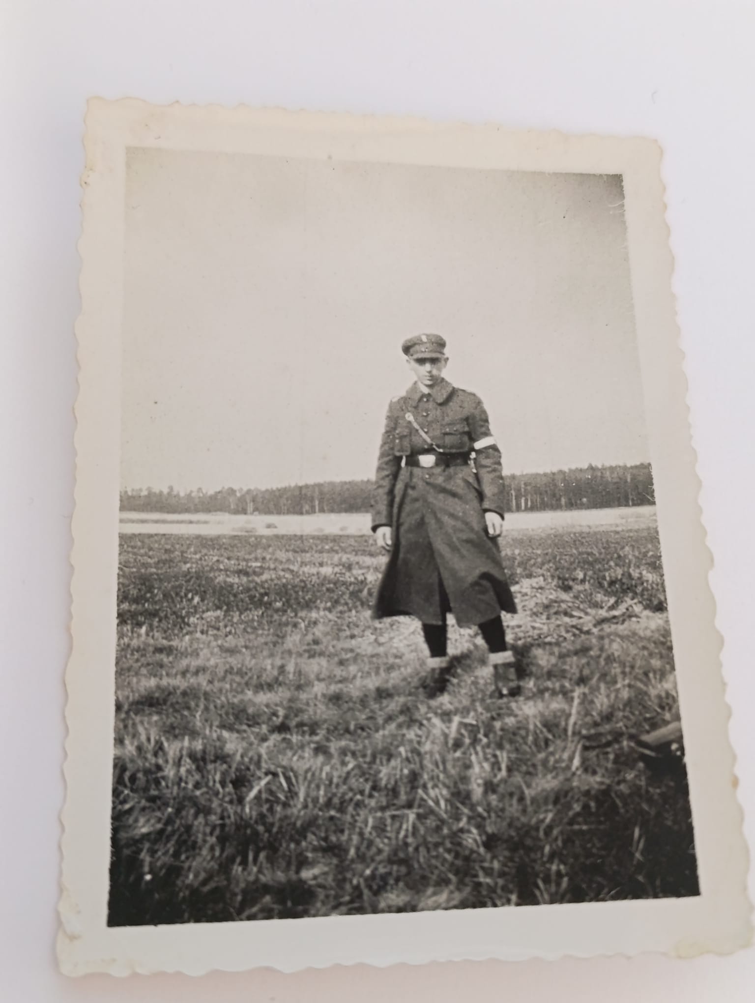 militaria : PHOTO D'UN CADRE DE LA HJ EN MANTEAU