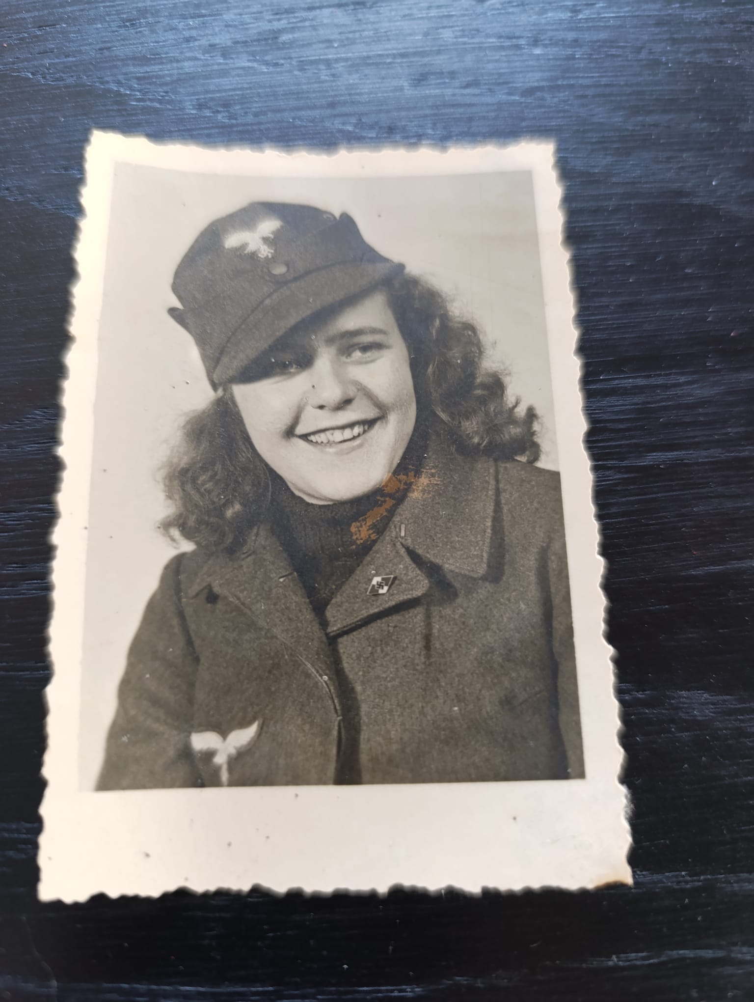 militaria : PHOTO FLAKHELFERINNEN AVEC INSIGNE HJ BDM