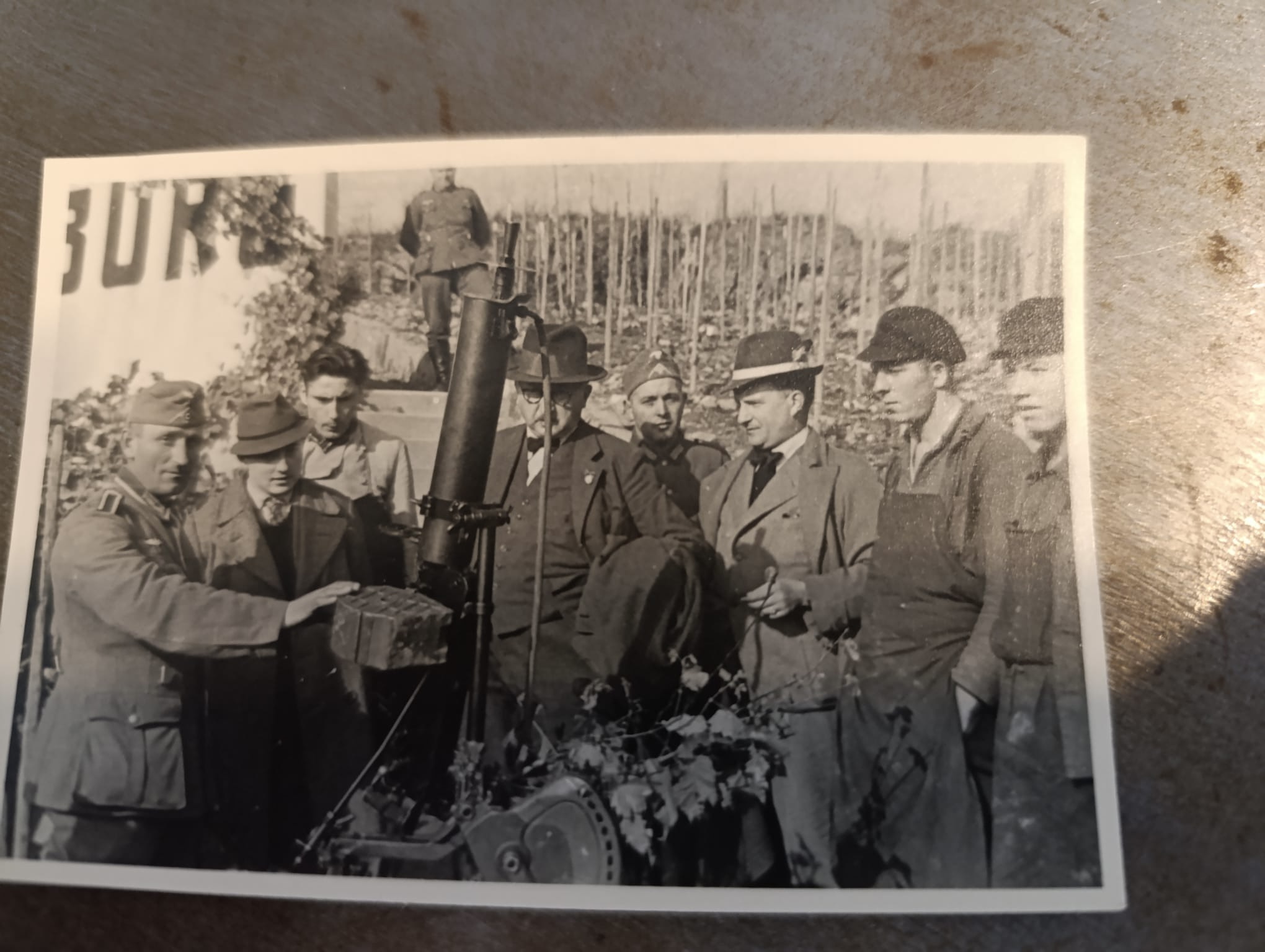 militaria : PHOTO DE SOLDAT AVEC MG DANS LES VIGNES