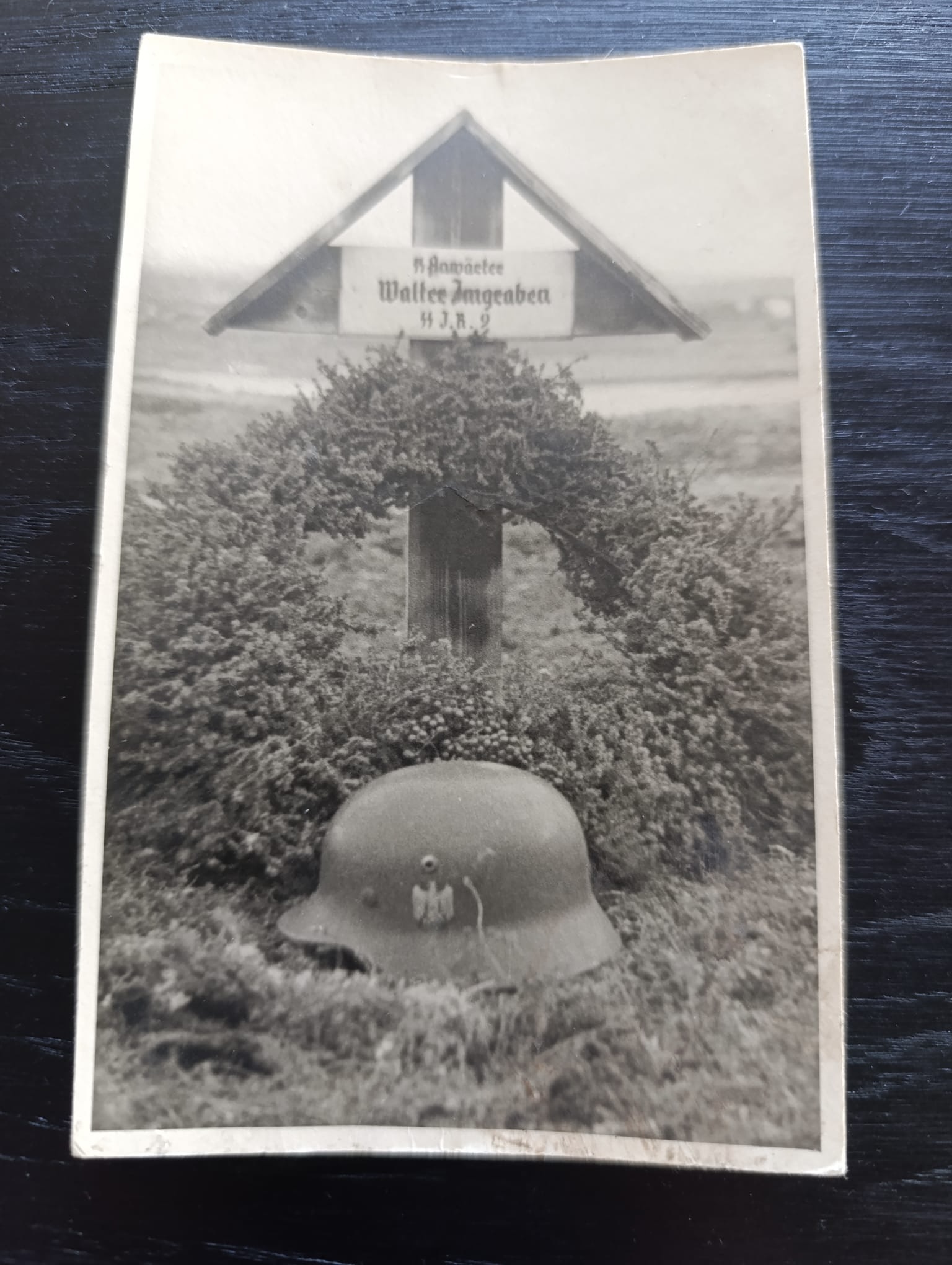 militaria : CARTE POSTE D'UN SOLDAT ALLEMAND XX MORT AVEC UN CASQUE
