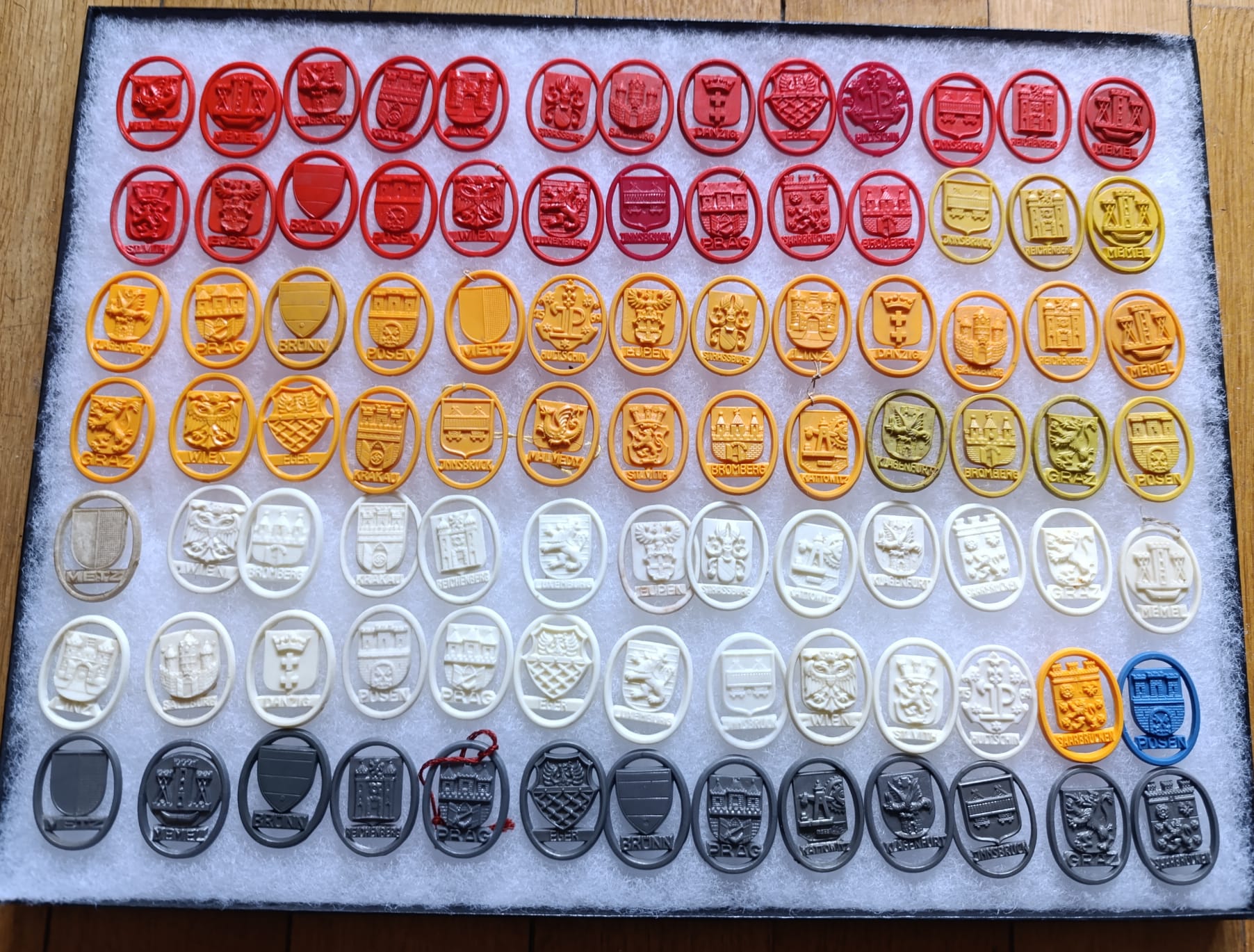 militaria : INSIGNES WHW EN PLASTIQUE VILLE