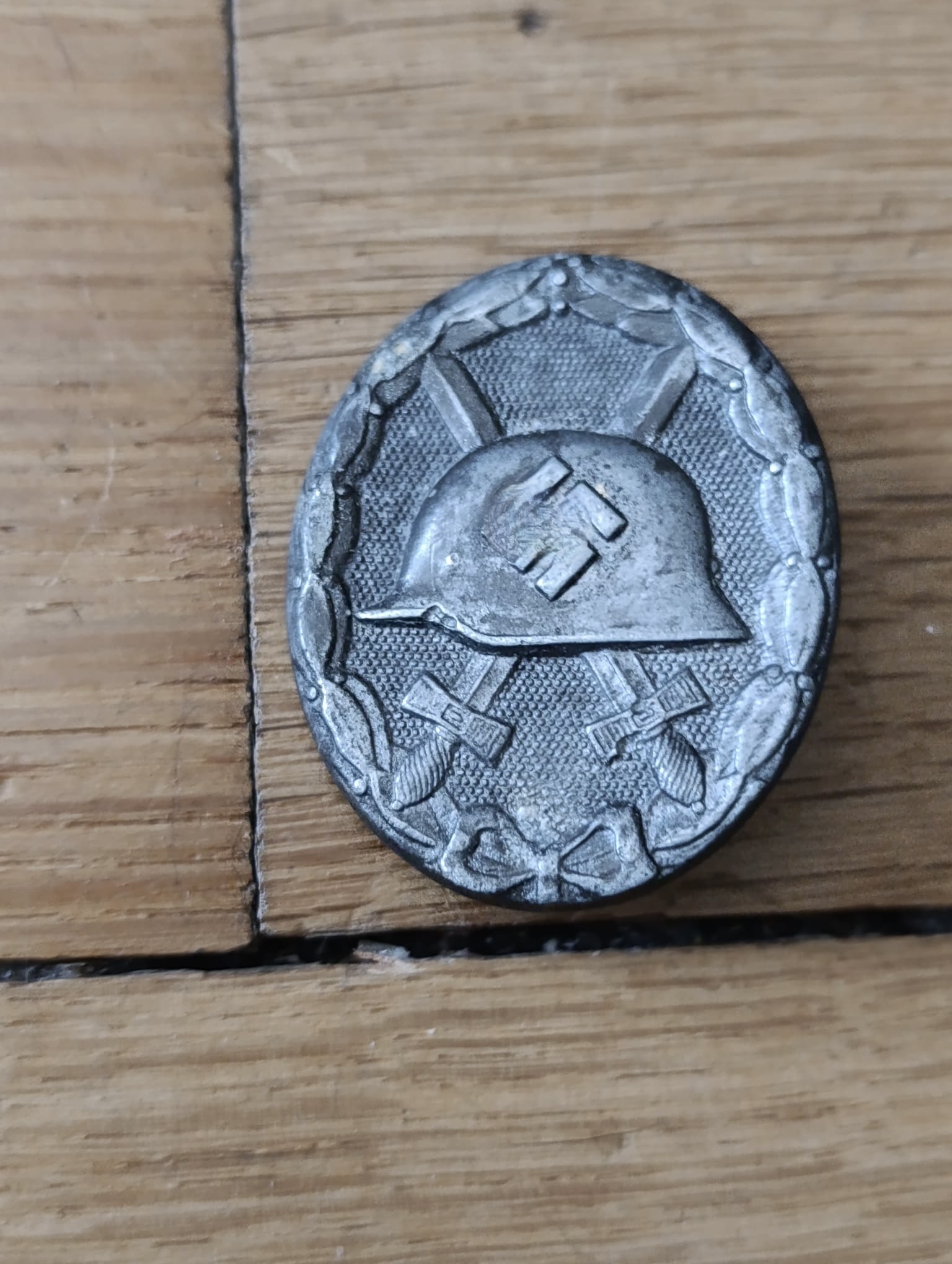 militaria : BADGE BLESSÉ ARGENT FABRICANT L/11