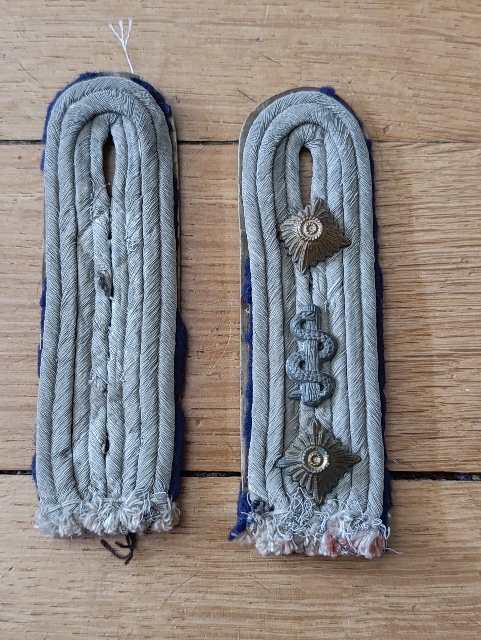 militaria : PATTES D'ÉPAULES DE MEDECIN GRADE HAUPTMANN