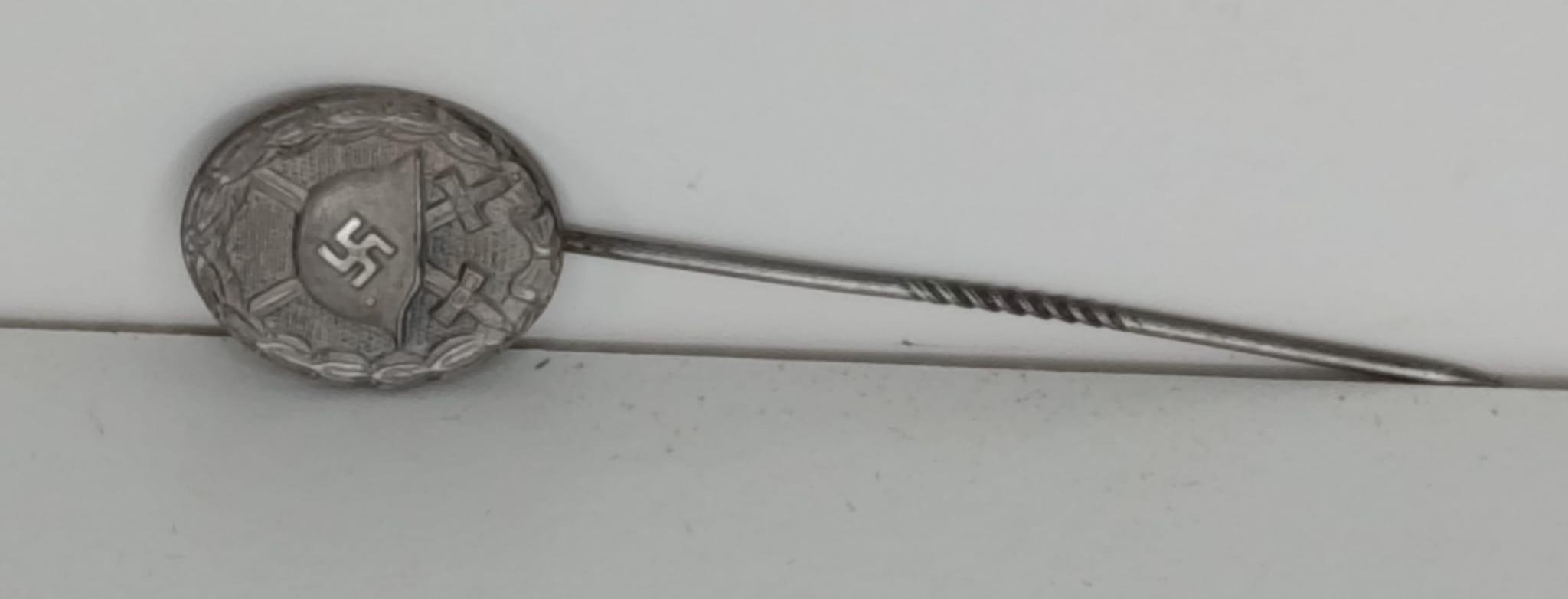 militaria : INSIGNE DE CRAVATE DES BLESSÉ ARGENT L/16